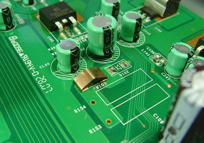 PCBに装着されたフィンガーストリップガスケットに電磁波シールドと接地の機能を実行