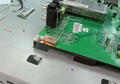 PCBに装着されたフィンガーストリップガスケット