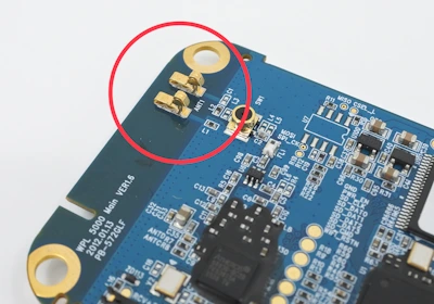 PCBに装着されたフィンガーストリップガスケットに電磁波シールドと接地の機能を実行