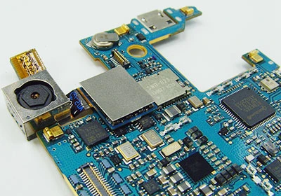PCB基板表面の一部領域への吸収体貼り付け事例