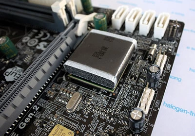 PCBに接続されて熱伝導放熱ガスケット