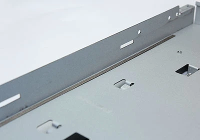 金属ケースに導電性クッションパッドを取り付けて電磁波シールドとアースの機能を実行