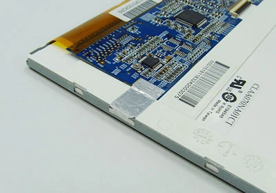 ノートパソコンに接続されて導電性金属テープ