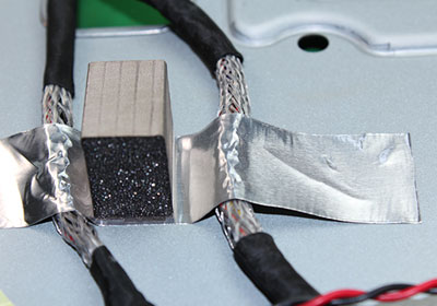 メタルフレームにケーブルを固定するために使用される導電性粘着テープ